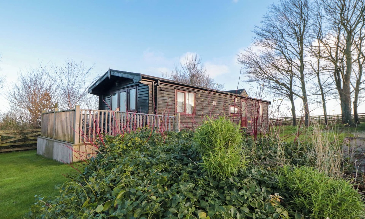 Loftus Cottage | SYCAMORE LODGE, pet friendly, with a garden in Danby