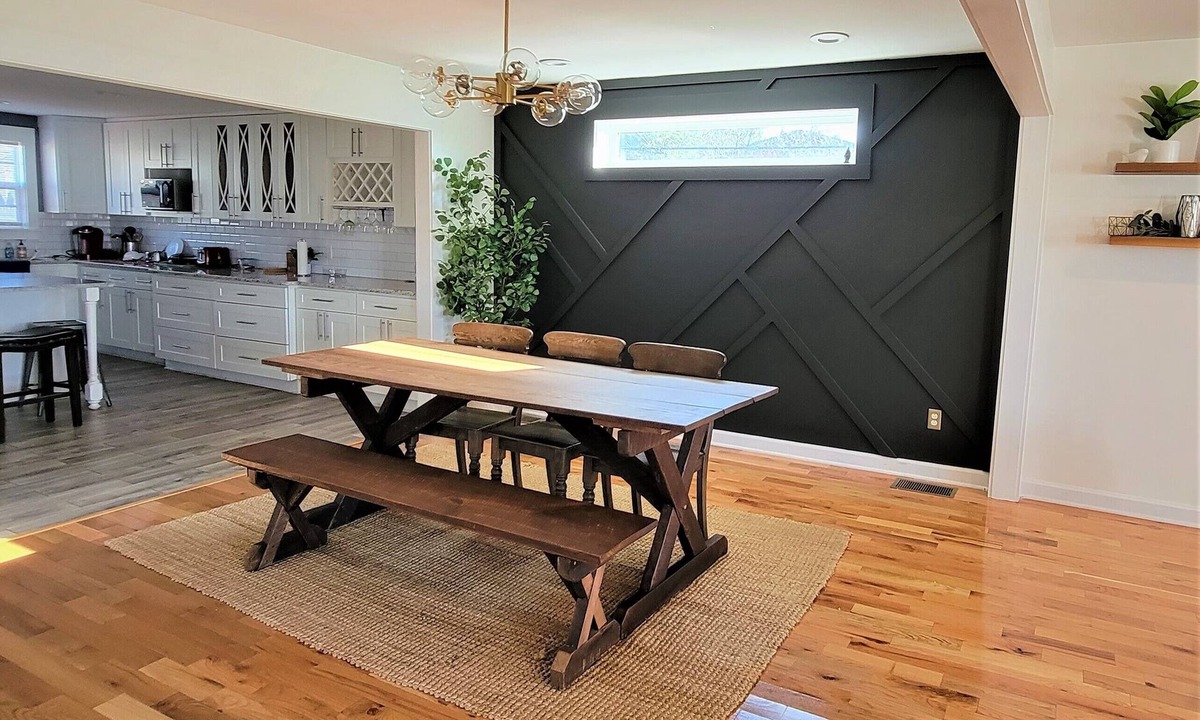 McFerrin Park House | t ⭐Skyline views!⭐ Mins from Downtown and Topgolf! Large Deck, Fenced in yard!