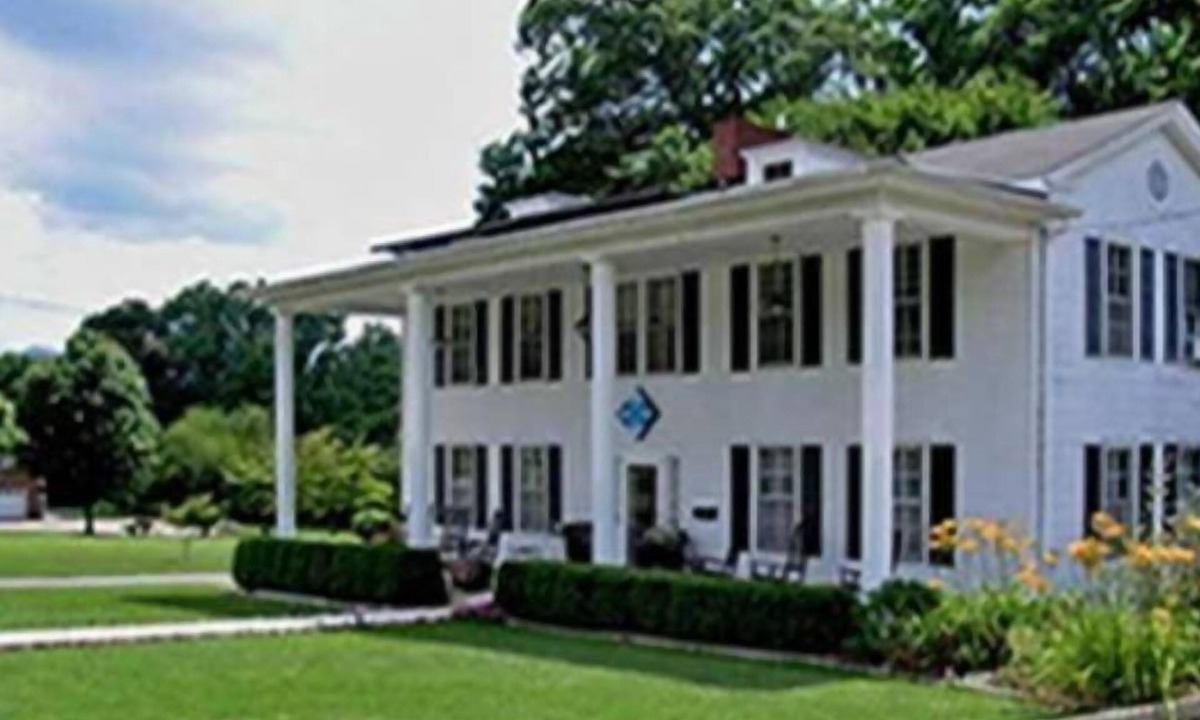 Burnsville Hotel | Terrell House B&B