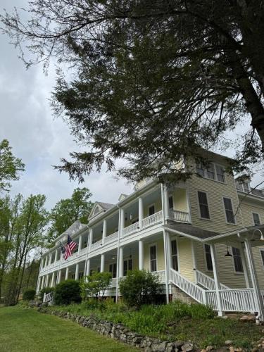 Sylva Hotel | The Balsam Mountain Inn