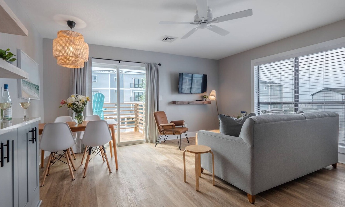 Yaupon Beach Condo | The Beach House at Oak island 201: 2BR Apartment King, King, QSS