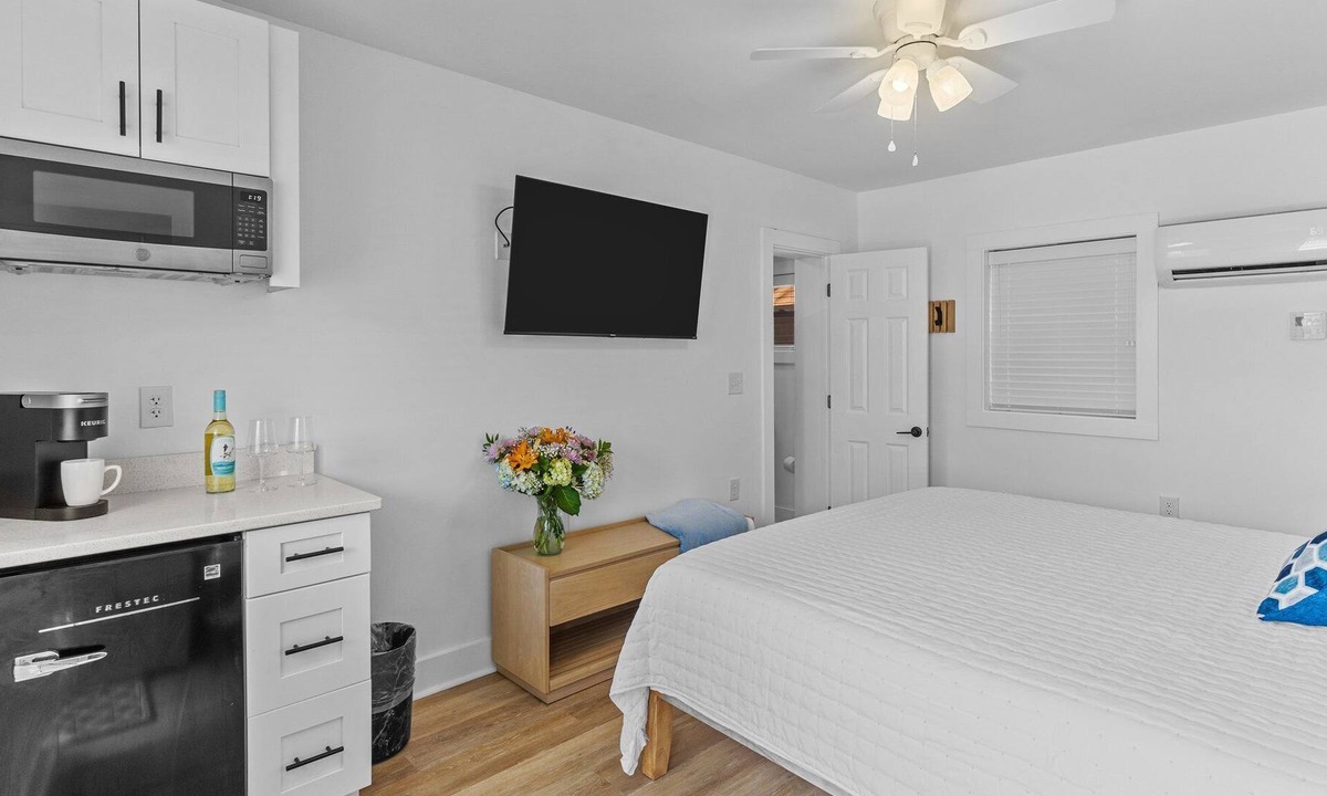 Yaupon Beach Condo | The Beach House at Oak Island 109: King Suite