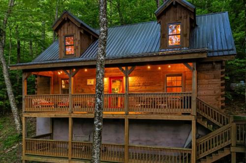 Wolf Laurel House | The Bee's Knees - Blue Ridge Cabin, Near Golf Course and Ski Resort