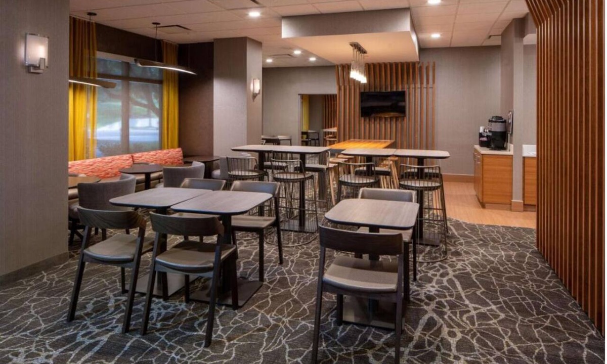 Donelson Hotel | The Best of Nashville! Bring Your Pets, Enjoy the Pool, Free Parking!