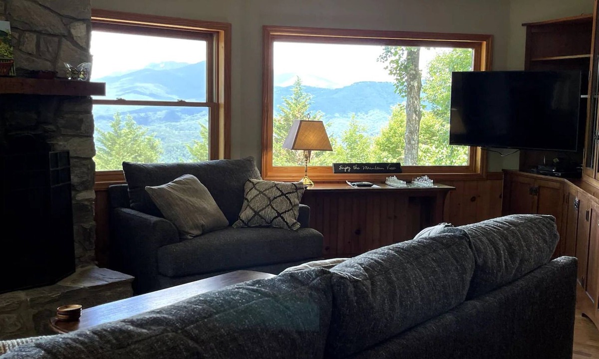 Apple Ridge Cabin | The Big Round Cabin - Blowing Rock, Hot tub, Secluded acreage, fabulous views