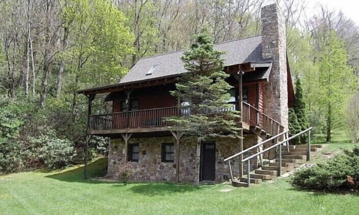 Blowing Rock Cabin | The Blowing Rock Cabin. It’s the Location! 4BR/2BA 5 mins to Main St Clean/Quiet