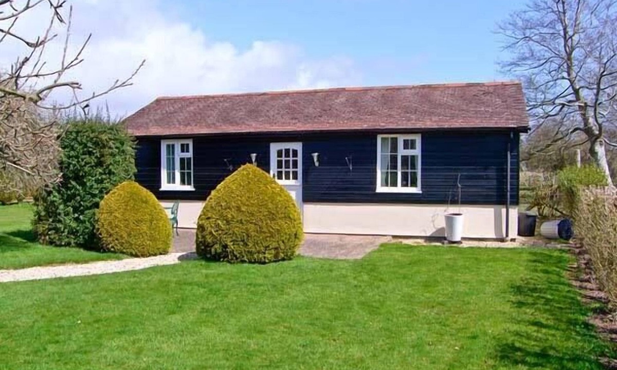 Boldre Cottage | THE BOTHY, with open fire in Boldre