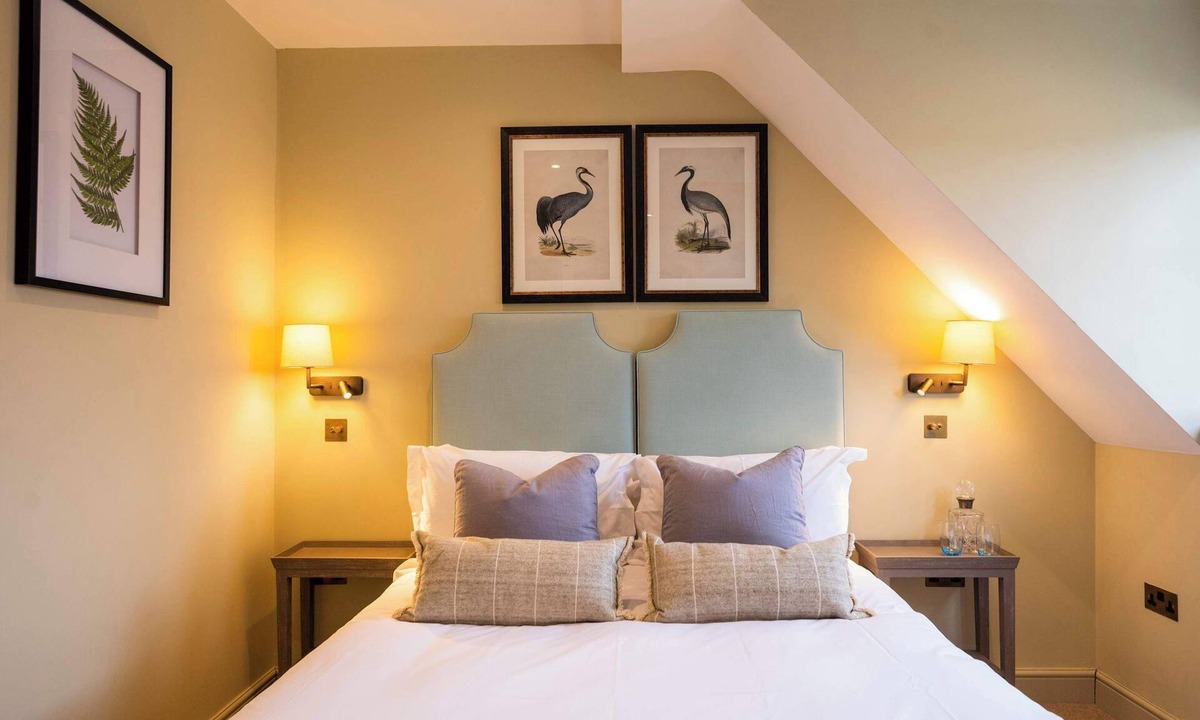 Henley Bed & Breakfast | The Bottle & Glass Inn – Barn View Room 2