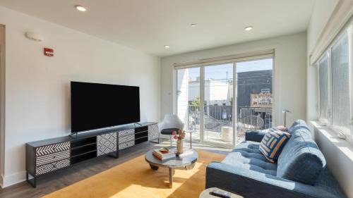 Historic Edgefield Apartment | The Carter by AvantStay 2nd Floor Sleeps 48