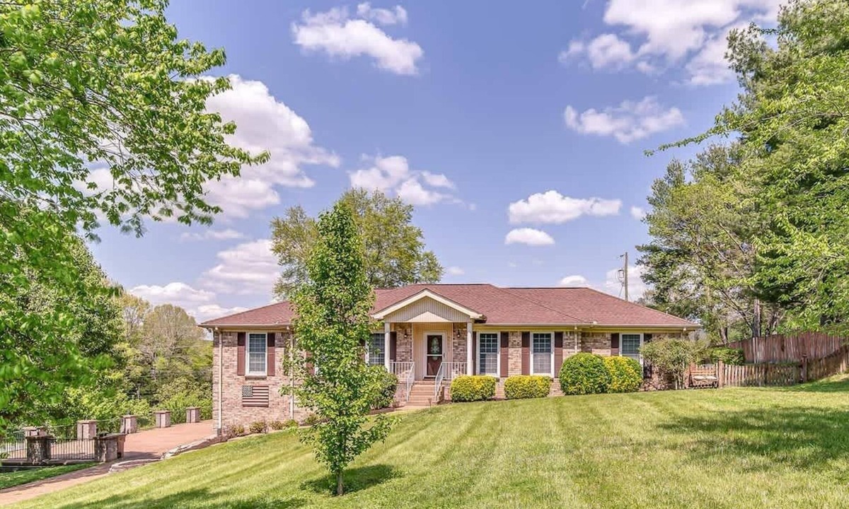 Brentwood House | The Chestnut Cottage - Great Backyard