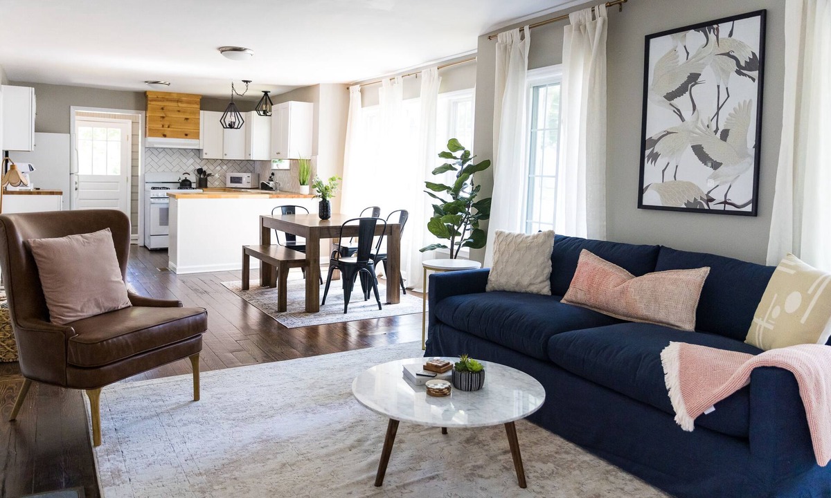Greensboro House | The Coliseum Cottage. 1 King/2 Queen Beds. Close to coliseum and colleges.