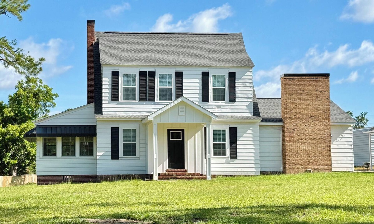 Norristown Other | The Country Farmhouse offers five bedrooms and is located in peaceful location.