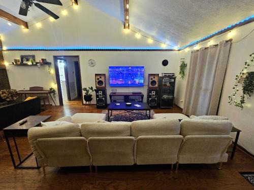 Whites Creek House | The Creek Woodland Oasis - Modern 3BR Country Home with Rolling Yard