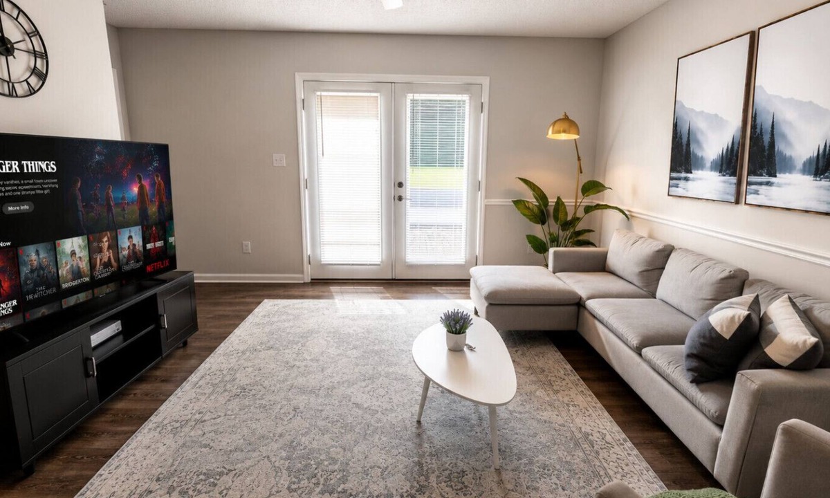 Shannon Villa | The Crestline Stay | Hoover Townhome 2BR