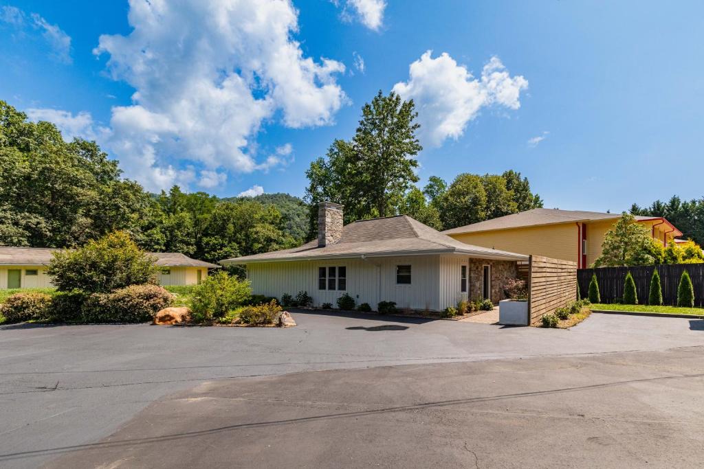 Maggie Valley House | The Dogwood Bungalow