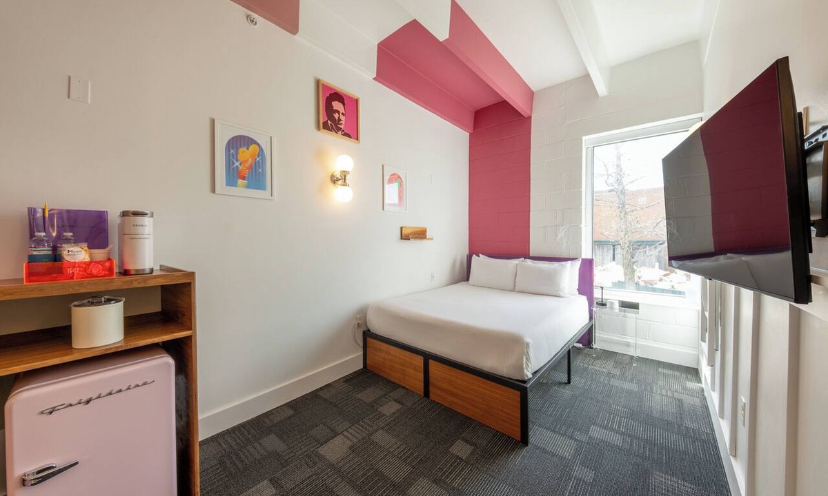 East Hill Hotel | The Gallatin Hotel (Standard Queen Room 216) Close to downtown!
