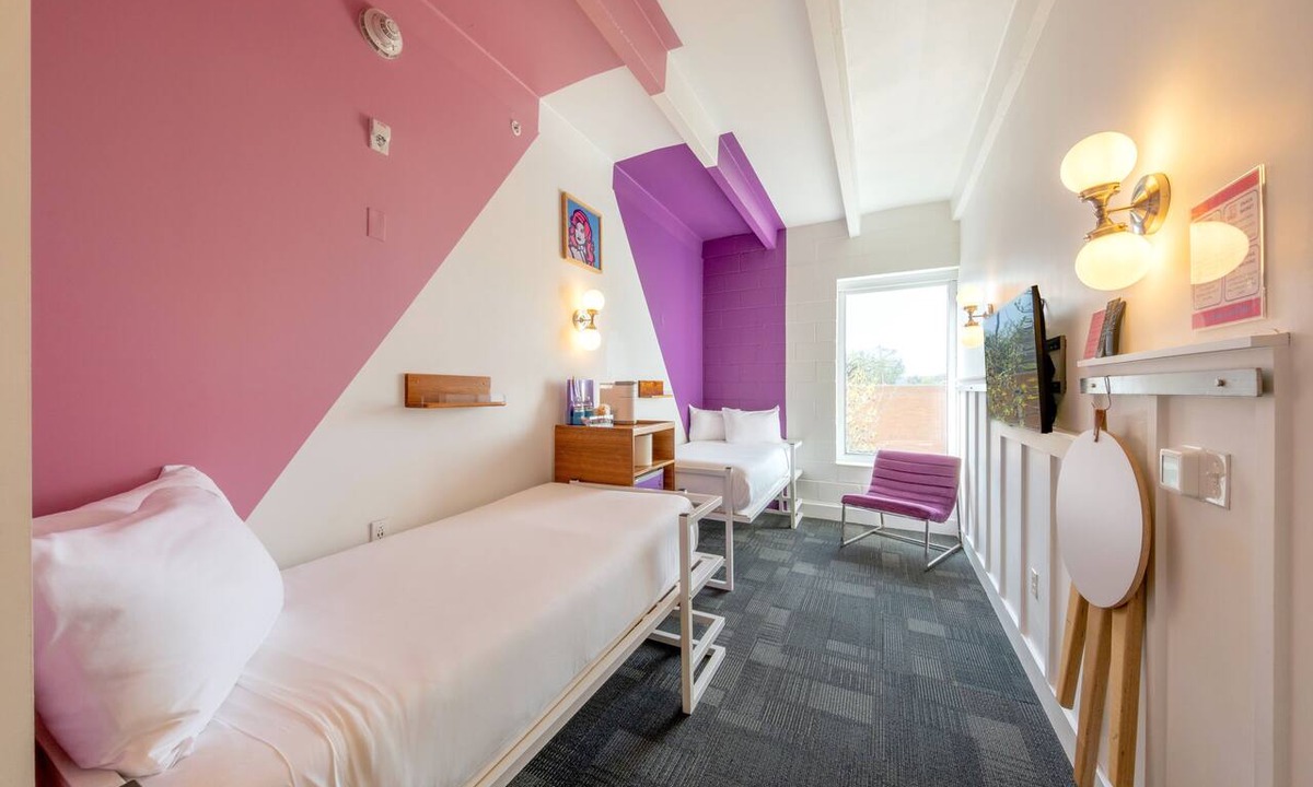 East Hill Hotel | The Gallatin (Twin Room 317) Close to Downtown!