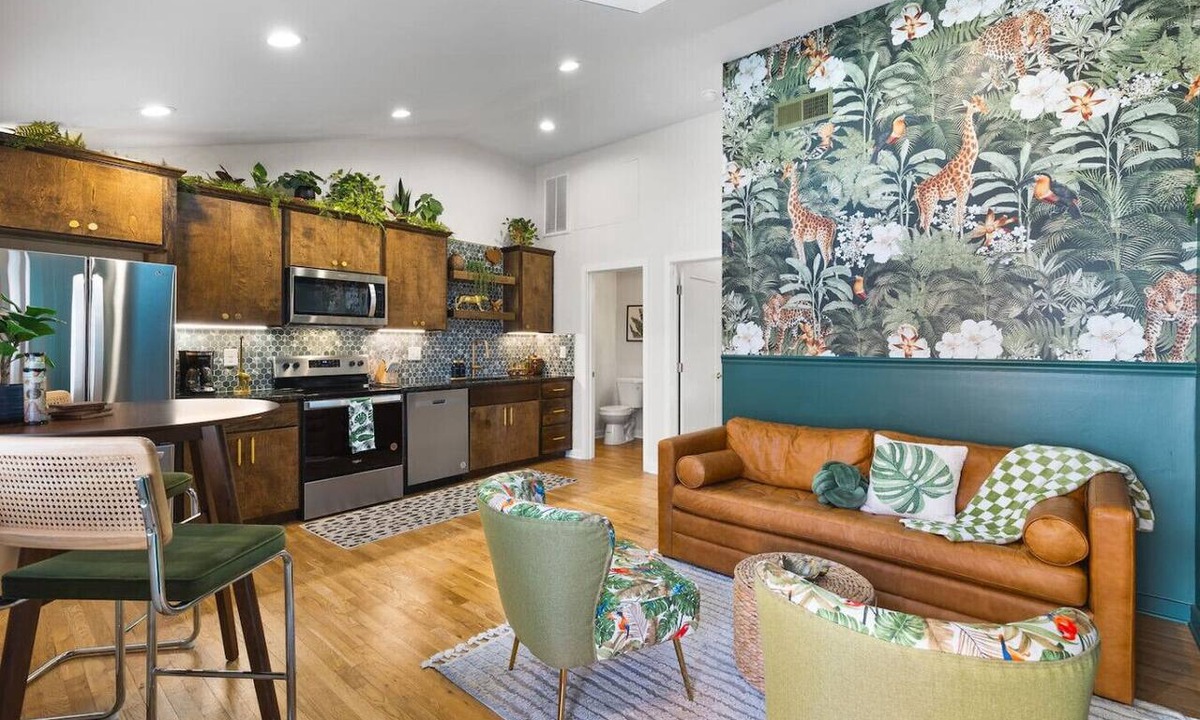 Greenwood Condo | The Green Jungle - Near Restaurants, Coffee & Bars