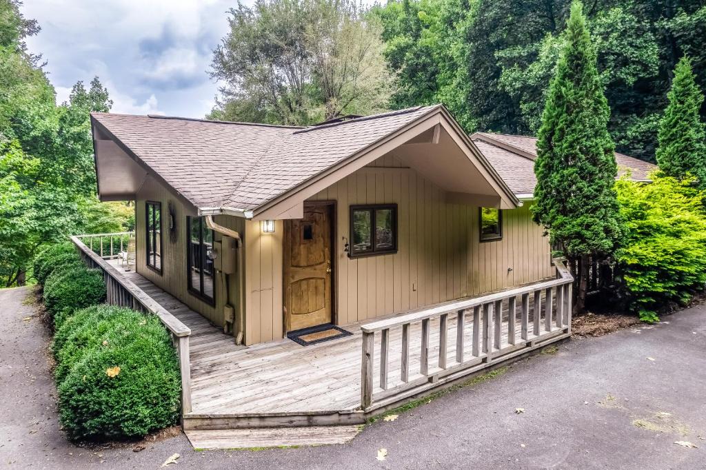 Waynesville House | The Guest House at Big Bear Estates