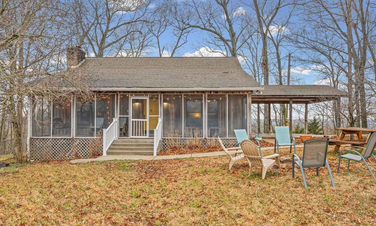 Clarksville Cabin | The Horse Haven at Liberty Star Farms (1536 Gratton Rd)