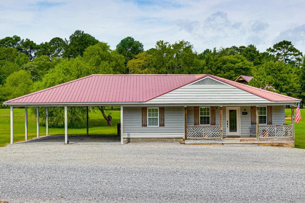 Guntersville House | The Hunter's Retreat at Kudzu Cove Cabins Resort