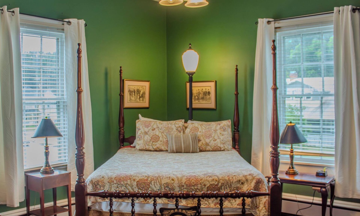 Clinton Apartment | The Ilex Room - Private studio w/Ensuite Bath in Historic Downtown Home
