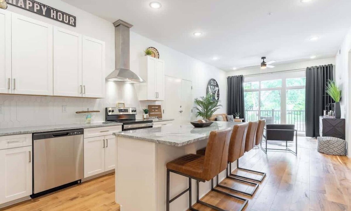 Inglewood Condo | The Jack Daniel's Suite - East Nash Condo