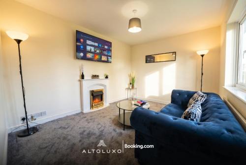 Mangotsfield House | The Jungle Comfy & Spacious 3BR by AltoLuxo Short Lets & Serviced Accommodation With Free WiFi & Parking
