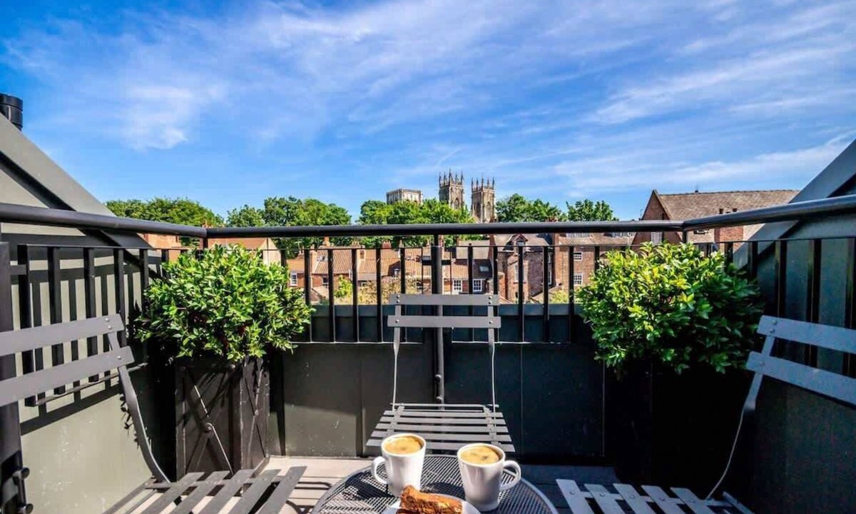 Bootham Apartment | The King Suite- Modern Duplex Apartment with Free Parking near York