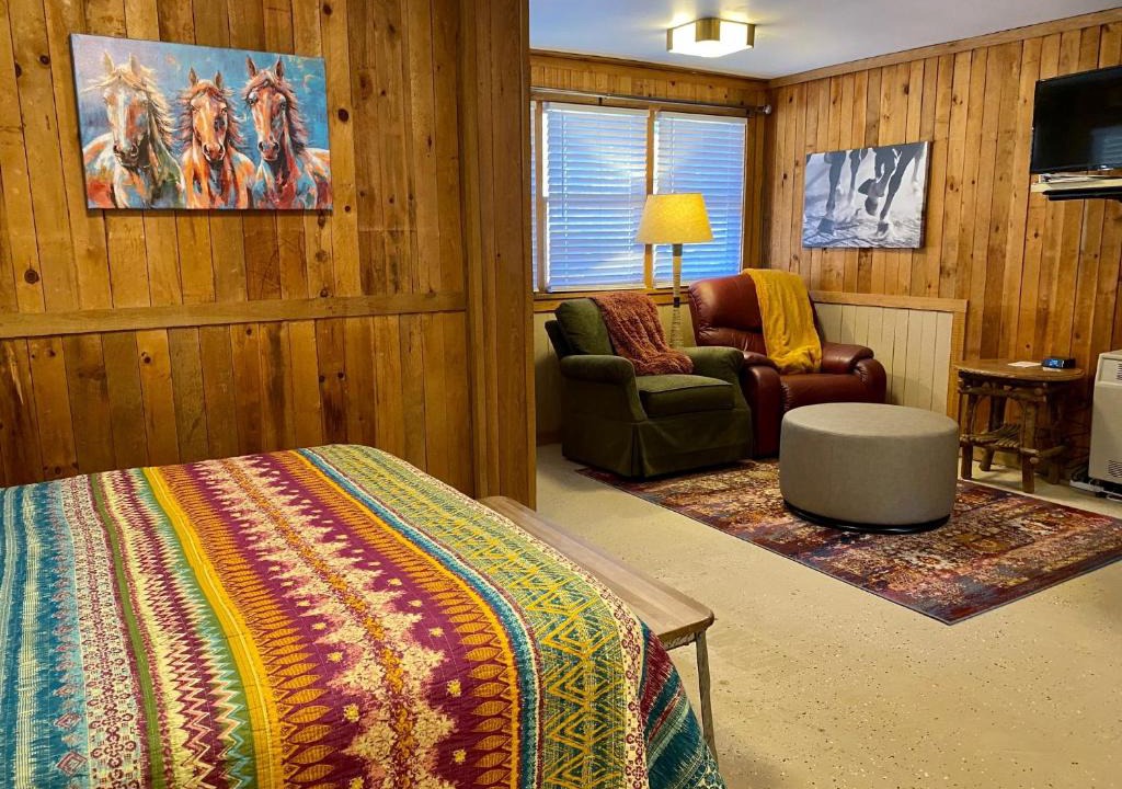 Ferguson House | The Last Resort - Recently Refurbished Cute Horse-Themed Cabin, No Frills