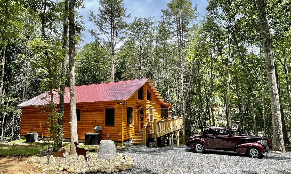 Murphy Cabin | The Lazy Goat Cabin: HotTub, Grill, Fire Pit, Wifi