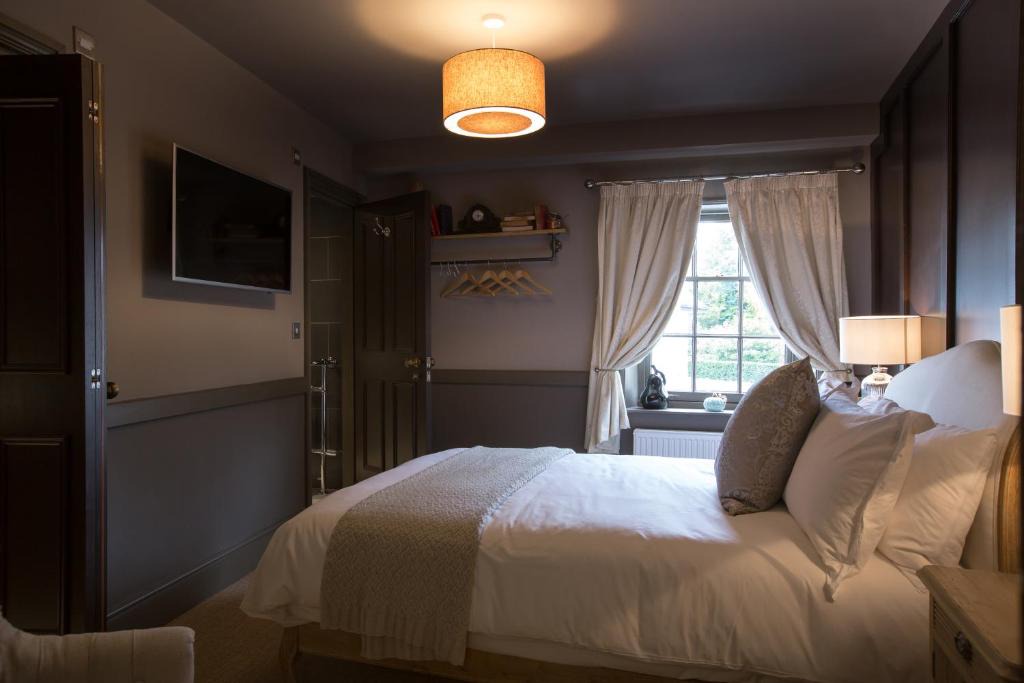 Wimborne Hotel | The Lion Hotel - Pub & Restaurant