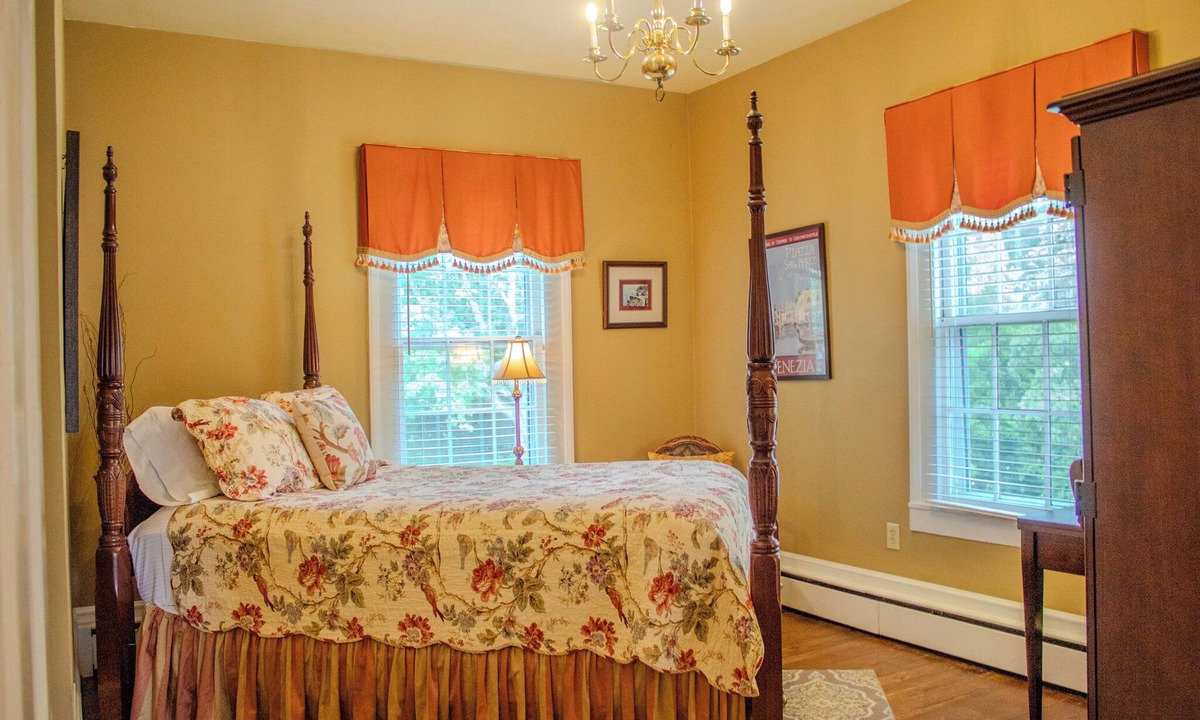 Clinton Apartment | The Magnolia Room - Private Studio w/Ensuite Bath in Historic Downtown Home