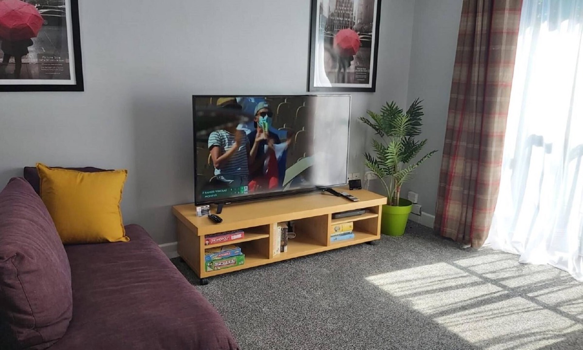 Dunstable Apartment | The Maltings-Old Door-Huku Kwetu-2 Bedroom-Fully-Serviced Apartment-Free Parking