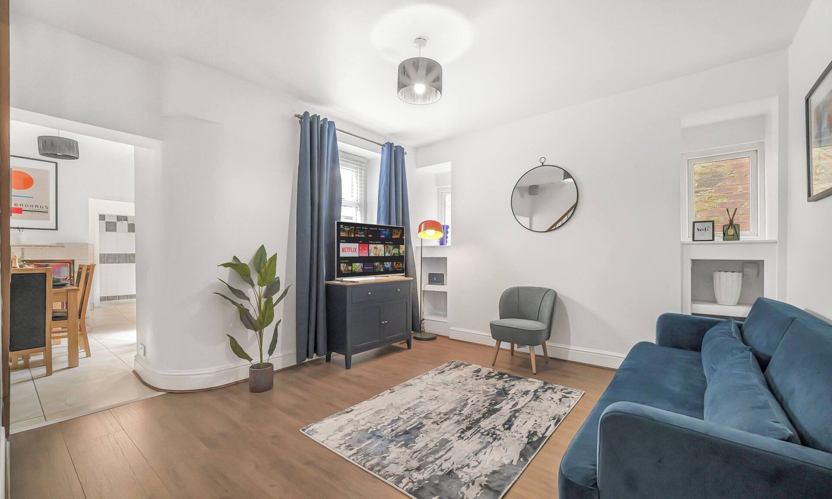Llwchwr House | The Modern Cwtch House - Swansea