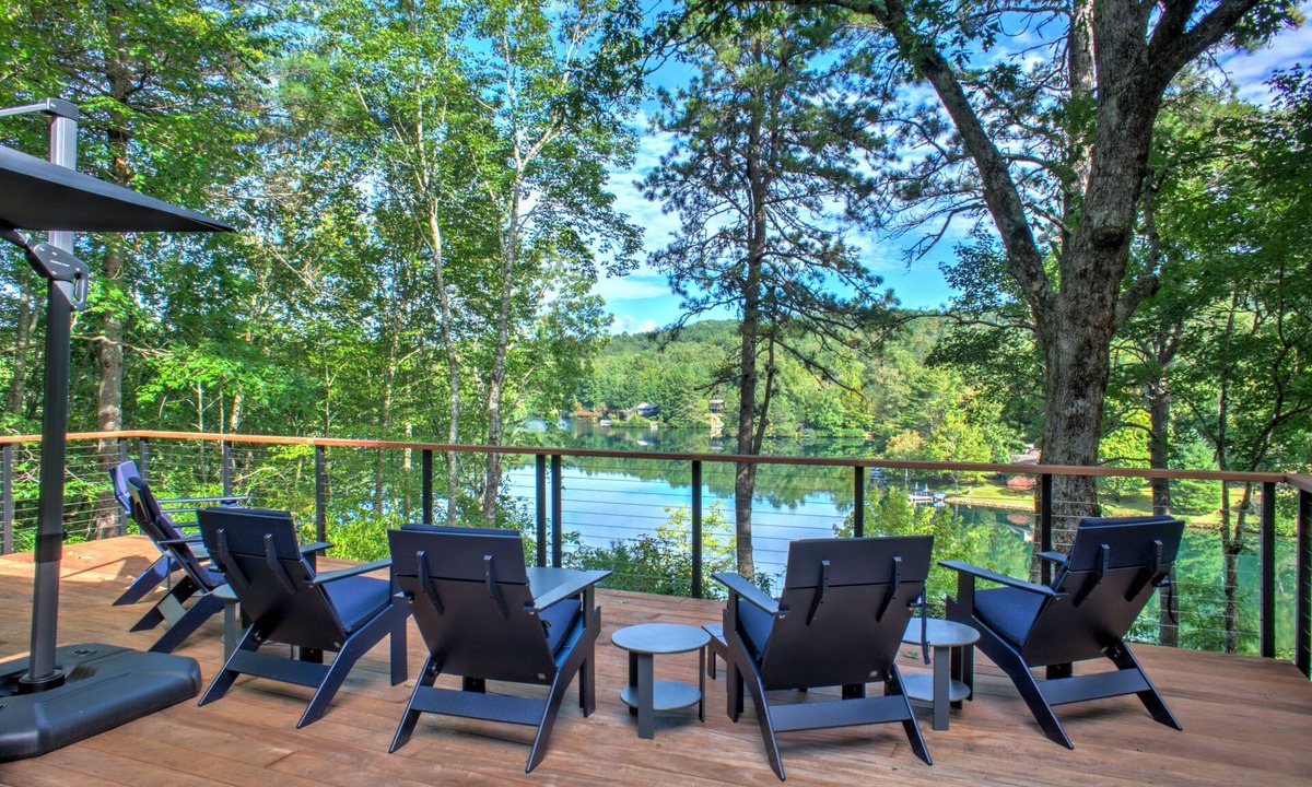Brevard House | The Oak Lake House on Wanteska | Secluded Lakeferont Property