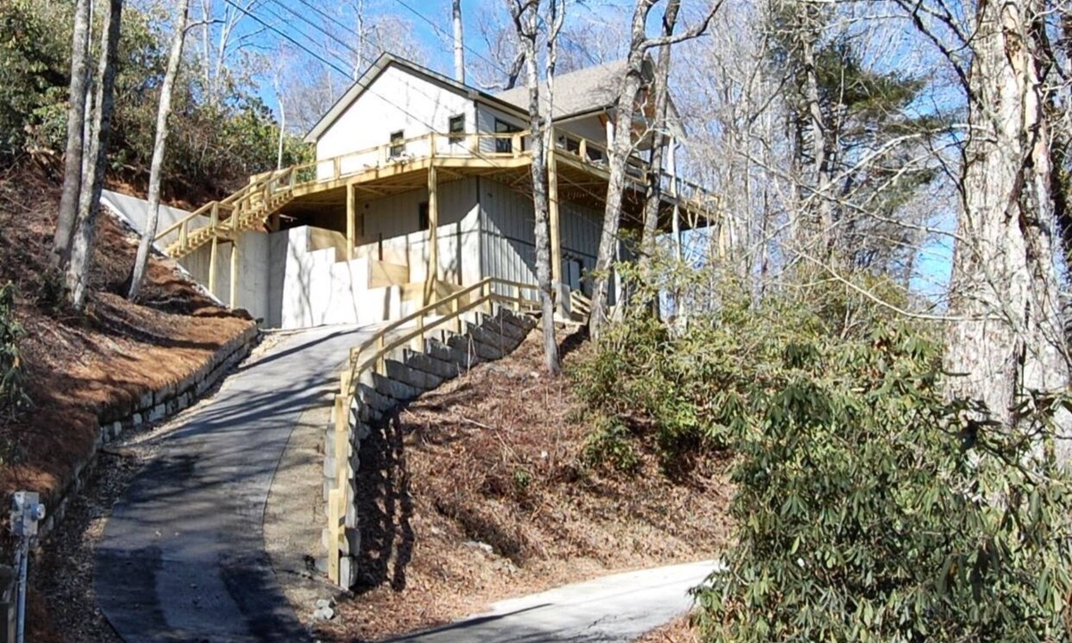 Mirror Lake House | The Owlery, Walk to Town