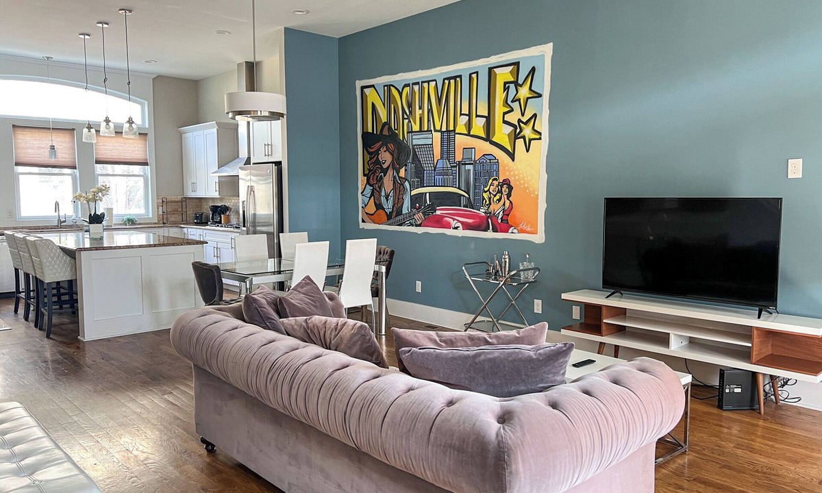 Inglewood House | The Painted Muse I Murals + Hot Tub | Minutes to Broadway