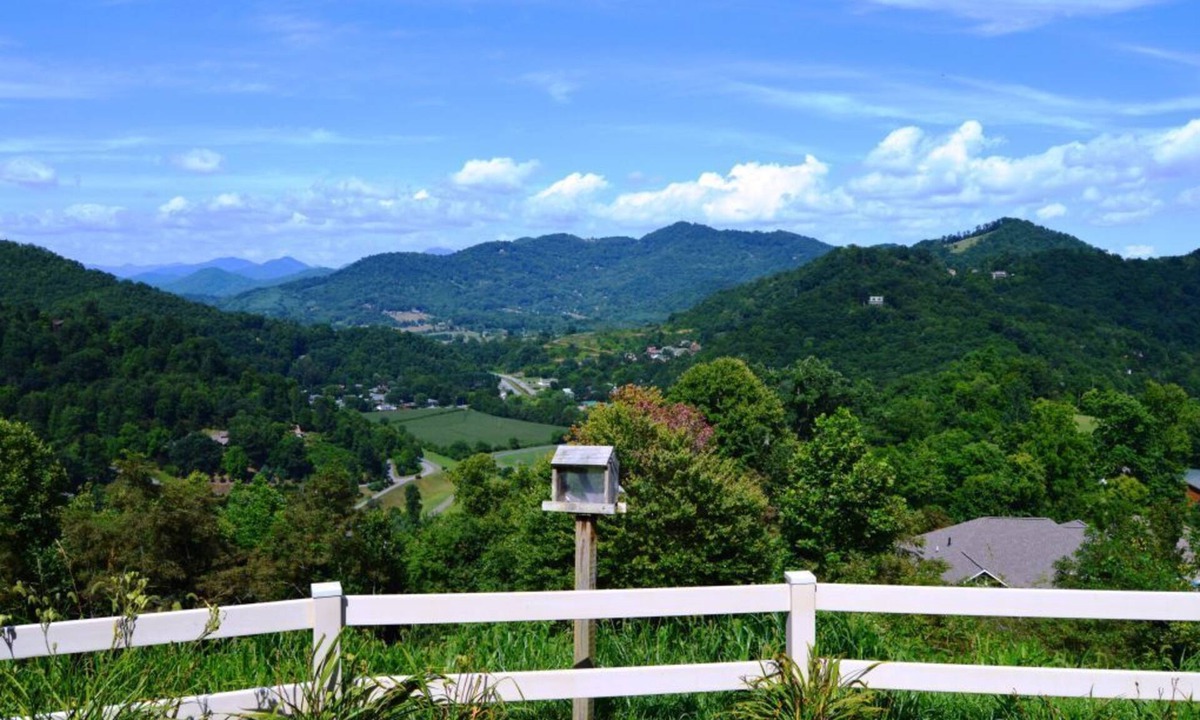Maggie Valley House | The Perch offers panoramic, breathtaking, long range views in a beautifully appointed home.