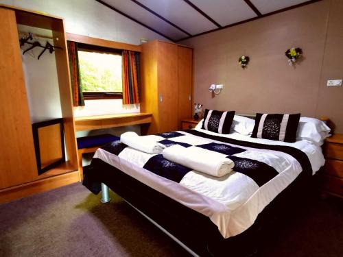 Checkley Cabin | The Raddle Inn Log Cabins