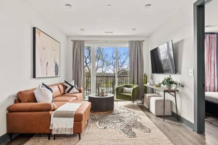 Rolling Mill Hill Apartment | The Sobro Suite - 6 Beds & 6 blocks to Broadway