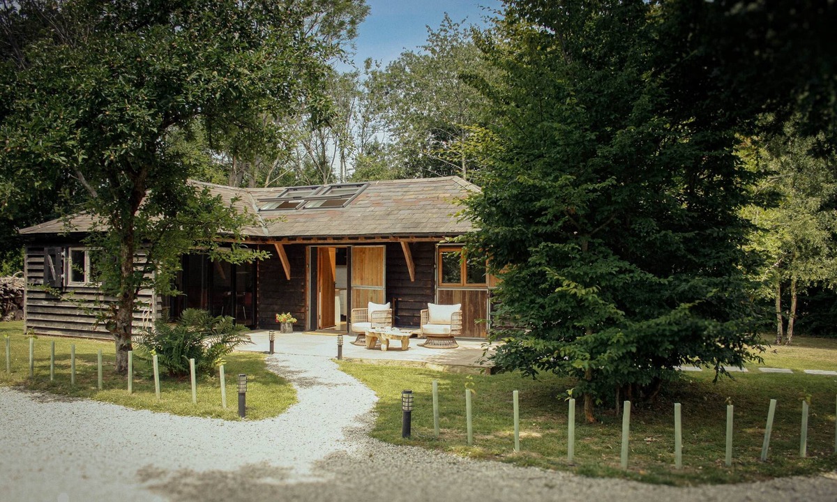 Abbess Roding Cabin | The Stable | Oak-Frame Kent hideaway · Hot Tub