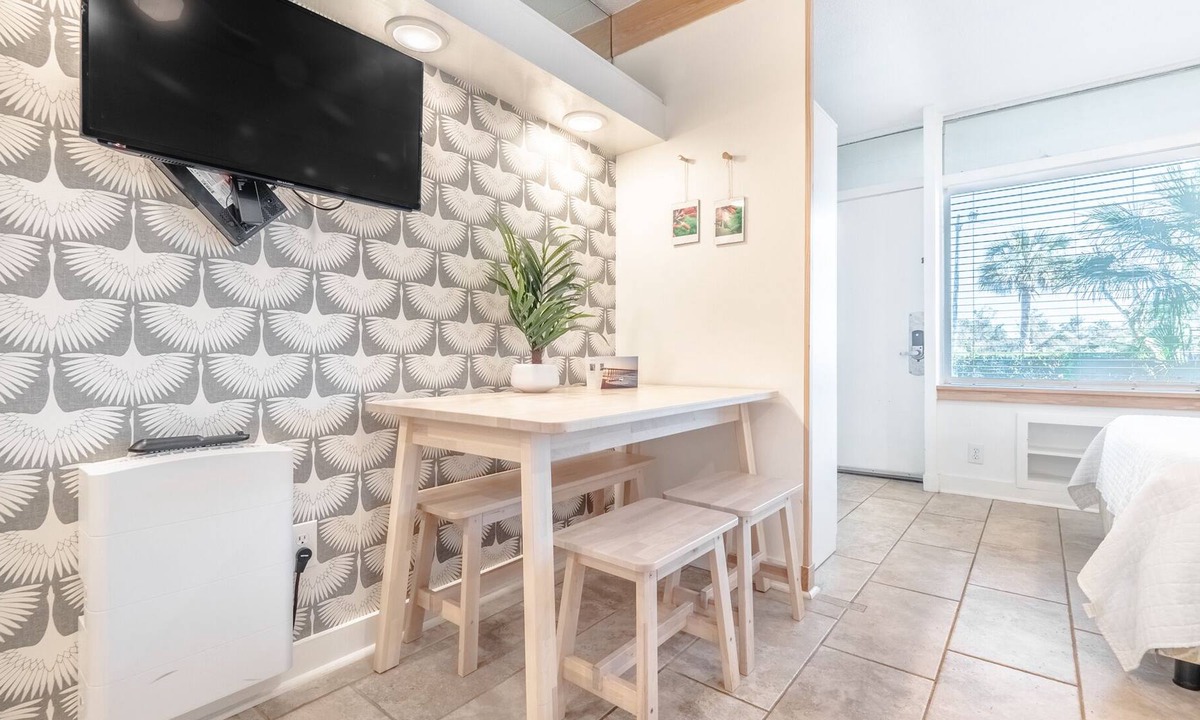 Airlie Condo | The Waterway 108: 2 Queens Studio with complex pool!
