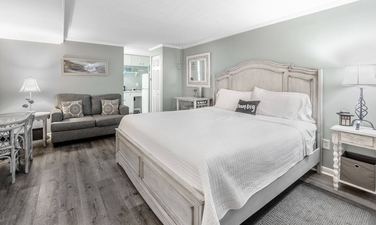 Airlie Condo | The Waterway 115: 1 King Studio with complex pool