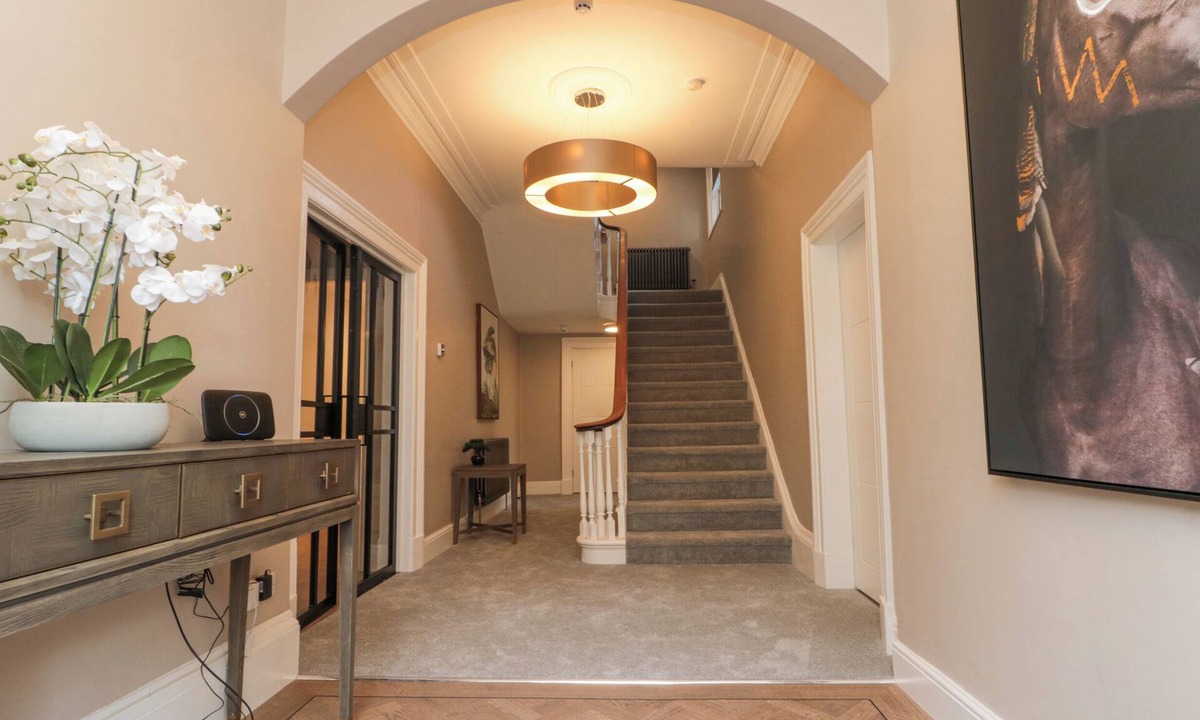 Scarborough City Centre House | TOWER VIEW, luxury holiday cottage, with hot tub in Scarborough