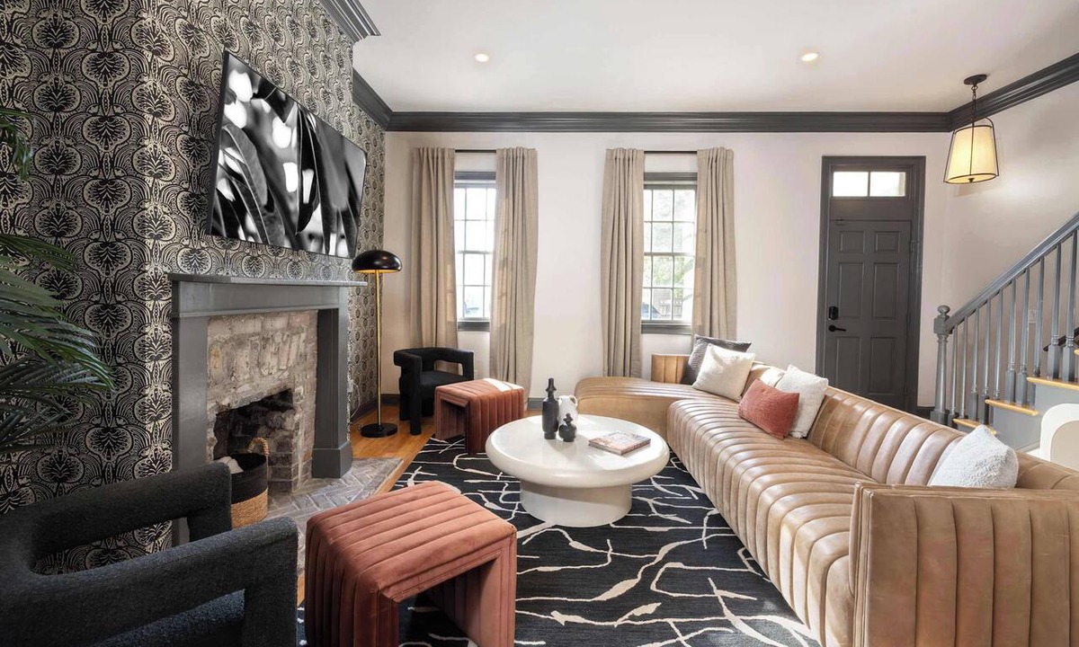 Old West Broad Neighborhood Condo | Townhome Combo Near Forsyth Park | Parking