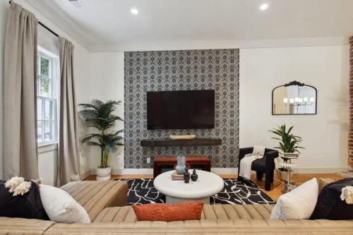 Old West Broad Neighborhood House | Townhome Combo Near Forsyth Park Parking