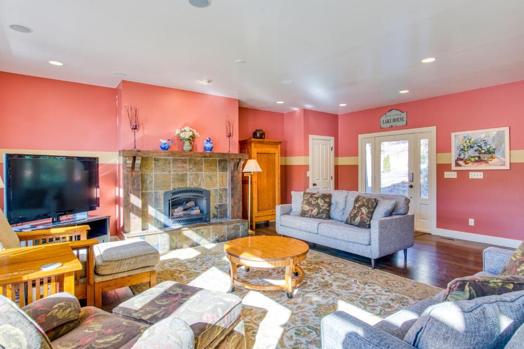 Lake Toxaway House | Toxaway Treasure