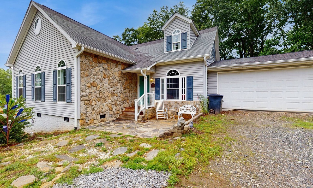 Arden House | Tranquil Dog- Friendly Riverfront Home with Fill Kitchen and WIFI