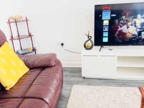 Basildon Apartment | Tranquil Haven: 3-BR House